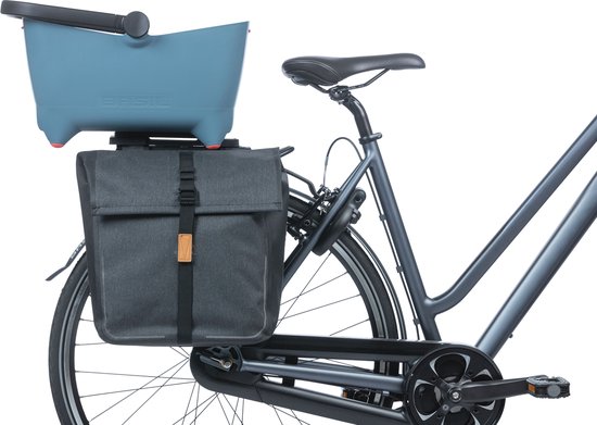 Blauwe Basil mand bovenop een grijze Basil fietstas en fietsdrager.