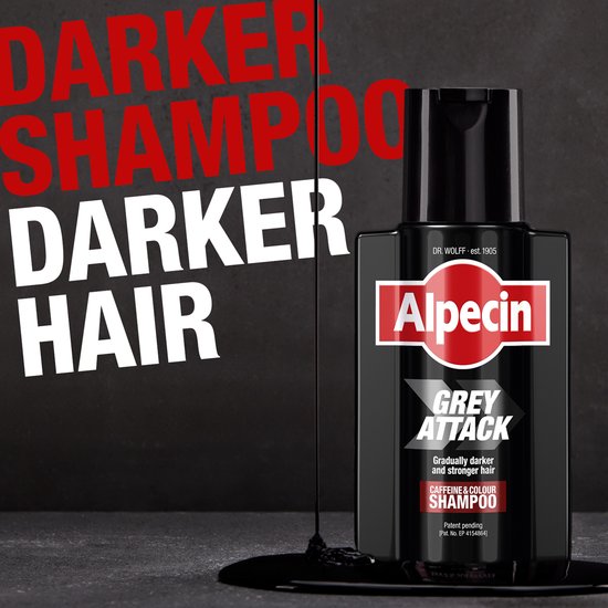Zwarte Alpecin Grey Attack shampoo fles naast een plasje zwarte vloeistof. Tekst: 'Darker Shampoo Darker Hair'.