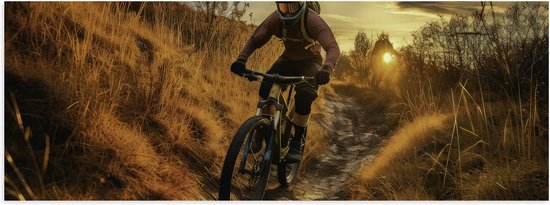 Poster Glanzend – Mountainbikers door de Duinen tijdens Zonsondergang - 60x20 cm Foto op Posterpapier met Glanzende Afwerking