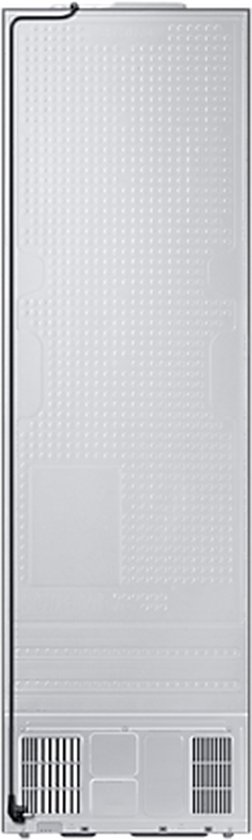 Achterkant van de zwarte Samsung koel-vriescombinatie, met een gestructureerd metalen paneel en ventilatieopeningen aan de onderkant.
