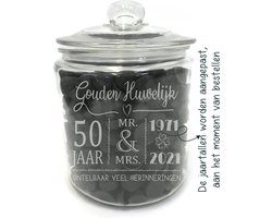 Snoeppot/voorraadpot GOUDEN HUWELIJK 50 jaar GETROUWD. Zonder drop. Cadeau-bruiloft-trouwdag. De snoeppot/voorraadpot is gemaakt van dik sterk glas. Het formaat is 21cm incl. deksel, 13,5cm doorsnede, inhoud 2 liter.