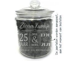 Snoeppot/voorraadpot ZILVEREN HUWELIJK 25 jaar GETROUWD. Zonder drop. Cadeau-bruiloft-trouwdag. De snoeppot/voorraadpot is gemaakt van dik sterk glas. Het formaat is 21cm incl. deksel, 13,5cm doorsnede, inhoud 2 liter.