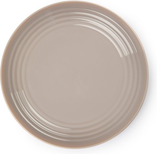 Een enkel beige bord met concentrische ribbels.