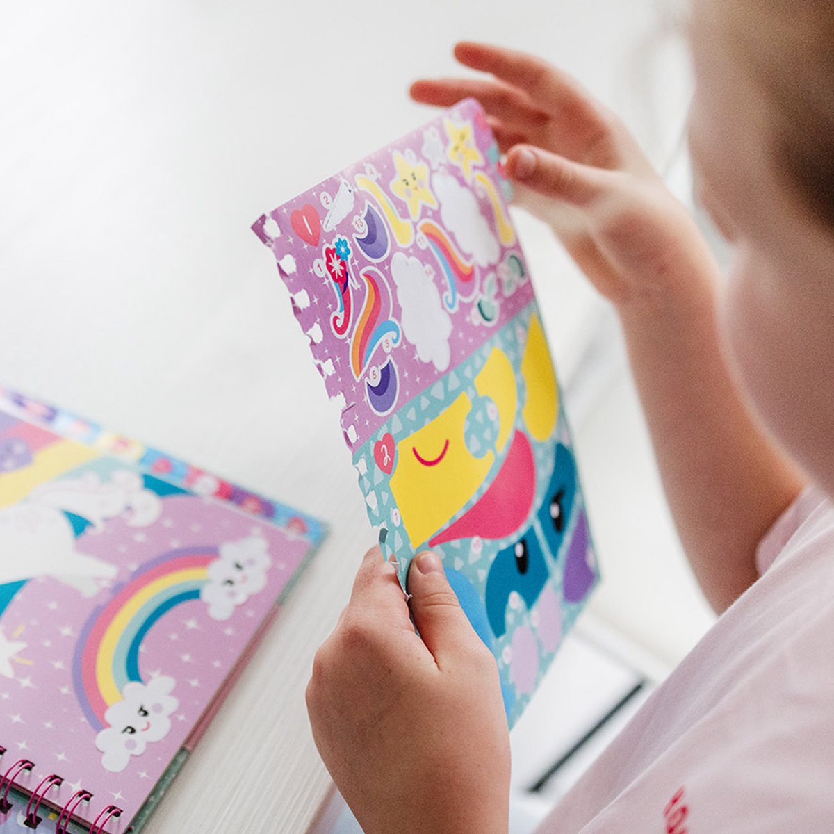 Totum Unicorn sticker puzzel doeboek A5 - vakantieboek stickeren op nummer incl. kleurplaten - speelgoed meisjes vanaf 3 jaar — afbeelding 9