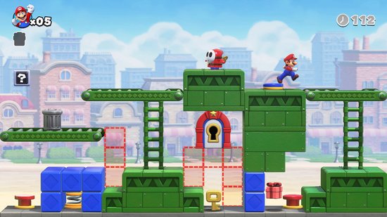 Mario speelt in een stadse omgeving met platforms, een sleutel en een rood-witte vijand op een schildpad.