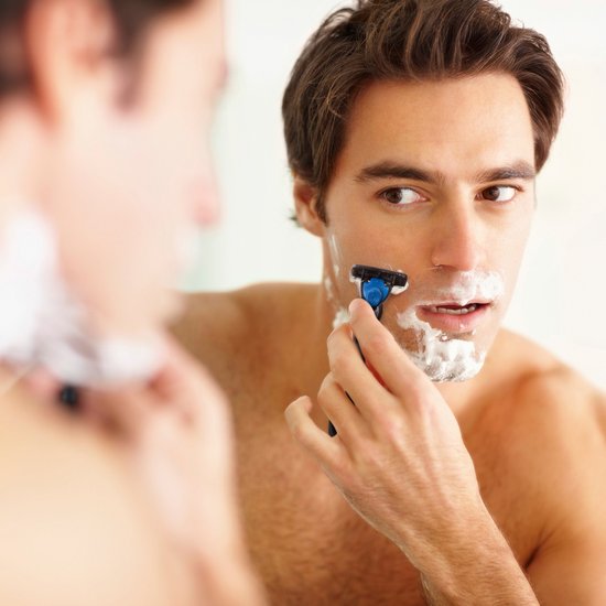 Homme se rasant le visage avec un rasoir BIC Hybrid 3 Flex, vu dans un miroir.