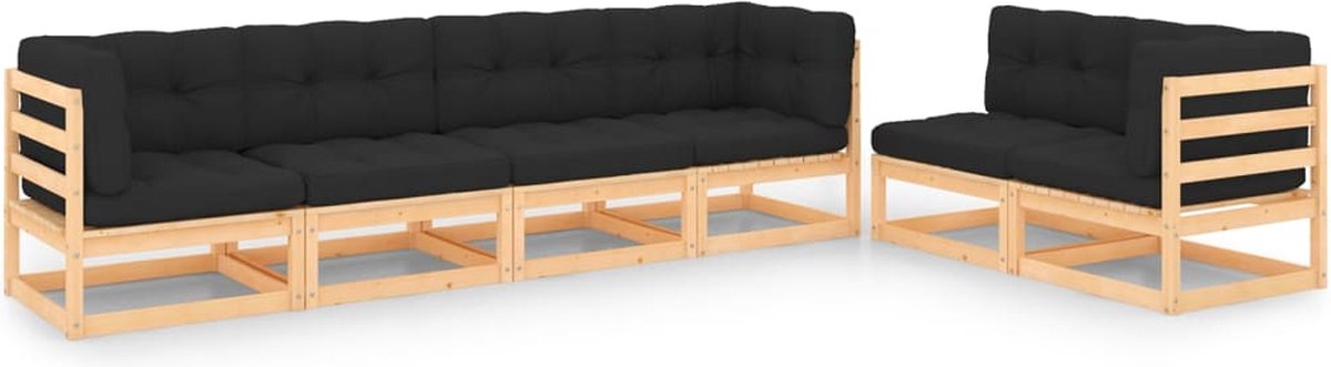 Luxe loungeset van massief grenenhout met kussens en tuinmeubels.