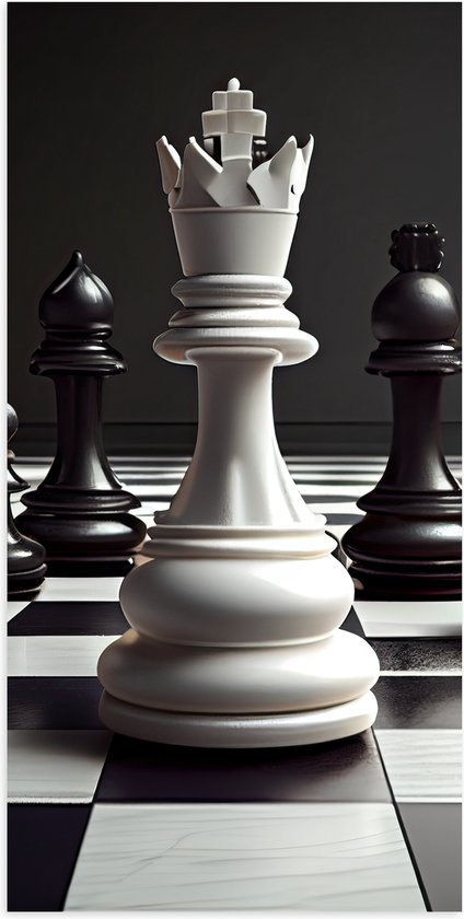 Poster (Mat) - Zwarte Schaakstukken om Witte Koning op Schaakbord (Zwart-wit) - 50x100 cm Foto op Posterpapier met een Matte look