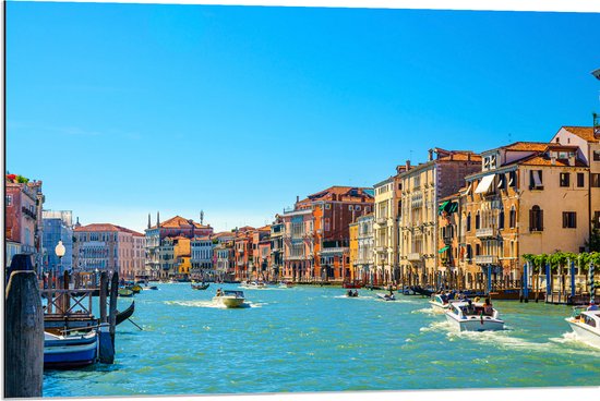 Dibond - Wateren van Venetië bij Gekleurde Huisjes - 90x60 cm Foto op Aluminium (Met Ophangsysteem)