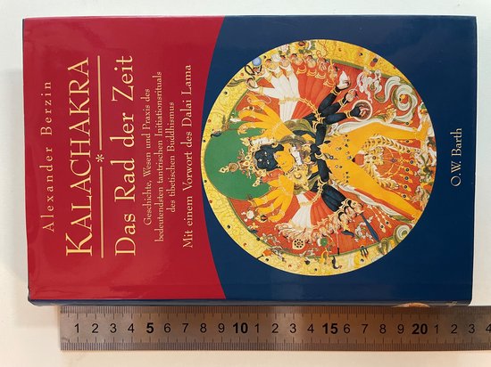 Boekomslag van 'Kalachakra Das Rad der Zeit' door Alexander Berzin, met een boeddhistische illustratie en een liniaal.