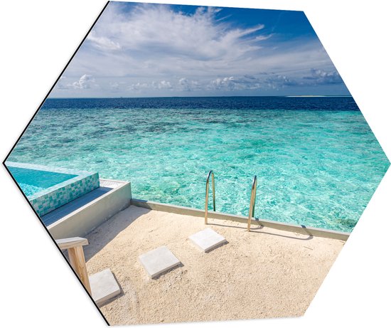Dibond Hexagon - Zwembad boven Tropisch Blauwe Zee in Luxe Vakantieverblijf - 70x60.9 cm Foto op Hexagon (Met Ophangsysteem)