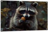 Tuinposter – Wasbeer zit op een tak en eet fruit - 120x80 cm Foto op Tuinposter (wanddecoratie voor buiten en binnen)