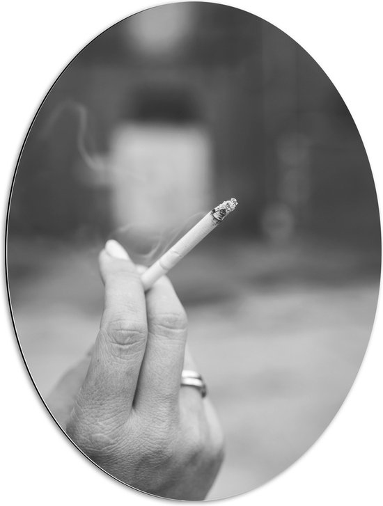 Dibond Ovaal - Sigaret - Roken- Hand - Ring - Rook - Zwart - Wit - 60x80 cm Foto op Ovaal (Met Ophangsysteem)