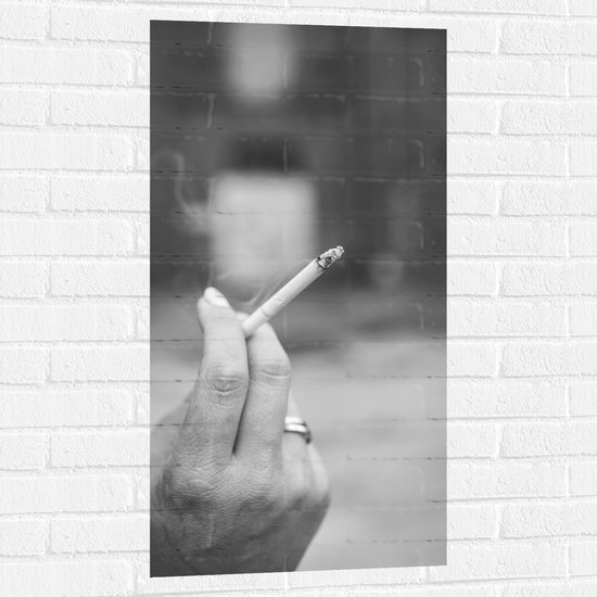 Muursticker - Sigaret - Roken- Hand - Ring - Rook - Zwart - Wit - 50x100 cm Foto op Muursticker