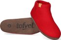 Rode wollen slof met bruine zool en uitneembare binnenzool met "toffel" logo.