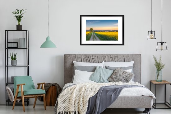 Chemin à travers une prairie fleurie à fleurs jaunes 90x60 cm