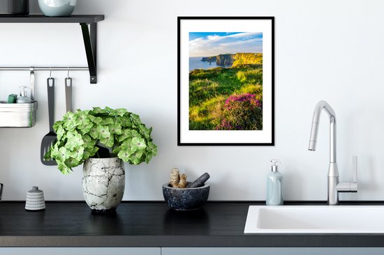 Photo en cadre - Fleurs irlandaises sur les falaises de Moher Cadre photo noir avec passe-partout blanc petit 30x40 cm - Affiche sous cadre (Décoration murale salon / chambre)