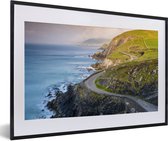 Photo encadrée - Cadre photo route côtière en Irlande noir avec passe partout blanc 40x60 60x40 cm - Affiche encadrée (Décoration murale salon / chambre)