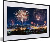 Image encadrée - Feu d'artifice au dessus des maisons cadre photo noir avec passe partout blanc 40x60 60x40 cm - Affiche encadrée (Décoration murale salon / chambre)