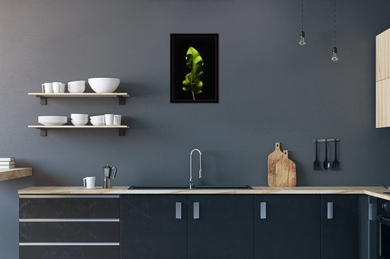 Fotolijst incl. Poster - Een groen blad op zwarte een achtergrond - 20x30 cm - Posterlijst