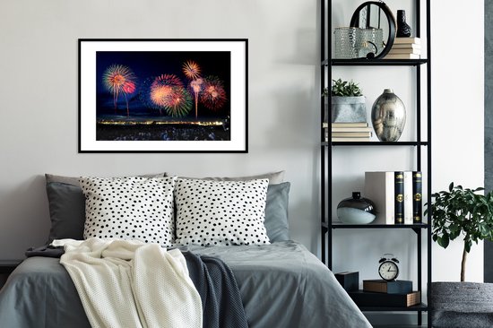 Photo dans le cadre - Feux d'artifice pendant le réveillon du Nouvel An cadre photo noir avec passe-partout blanc grand 90x60 cm - Affiche dans le cadre (Décoration murale salon / chambre)