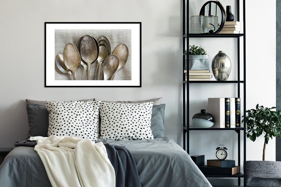 Une collection de cuillères rouillées et antiques de tailles variées. Ces cuillères sont placées sur une toile de lin lisse 90x60 cm