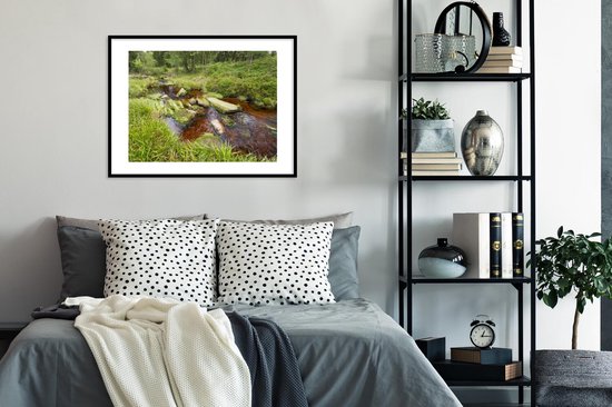 Photo encadrée - Rivière teintée rouge dans le parc national allemand du Harz Cadre photo noir avec passe-partout blanc 80x60 cm - Affiche encadrée (Décoration murale salon / chambre)
