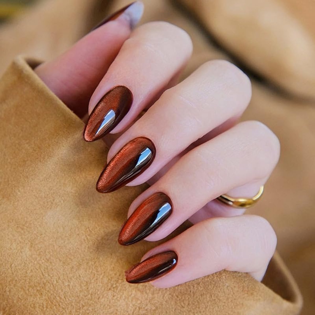 kunstnagels, amandel, bruin, Cat Eye magnetisch design, glitter, korte druk op nagels, bruine fototherapie, retro-chic, flair herfst winter INS kunstnagels