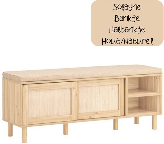 Houten halbankje met een naturel stoffen zitkussen. Twee schuifdeuren met rietpatroon en open vakken aan de rechterzijde.