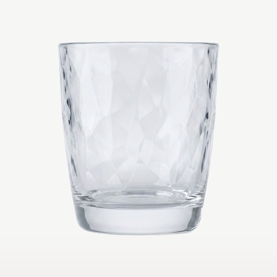 Un verre vide et transparent avec un motif à facettes.
