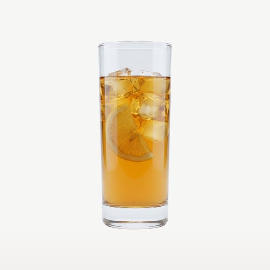 Un verre à longdrink haut et transparent rempli d'une boisson orange, de glaçons et d'une tranche d'orange.