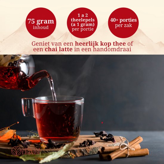 Thee wordt geschonken uit een glazen theepot in een kopje, met kaneelstokjes en gedroogde bladeren ernaast.