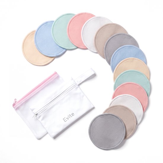 Een reeks herbruikbare zoogcompressen in pastelkleuren, waaronder beige, lichtblauw, mintgroen, roze en wit, met twee bijpassende waszakjes.