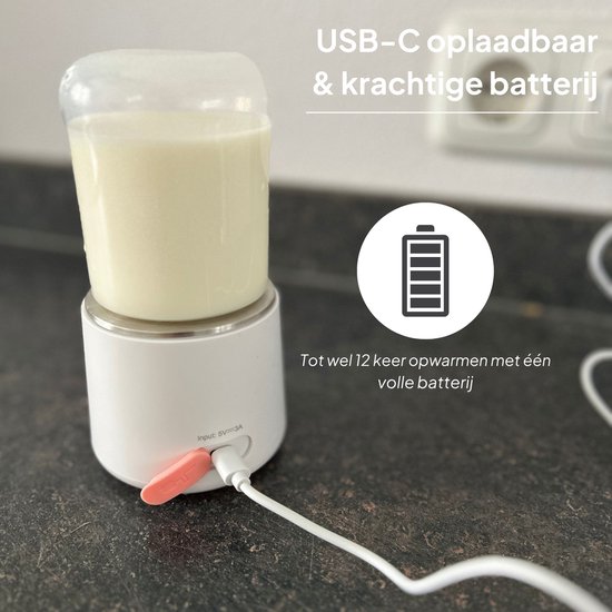 Chauffe-biberon portable blanc avec un biberon plein, chargeant via USB-C. Fonctionne jusqu'à 12 fois sur une seule charge.