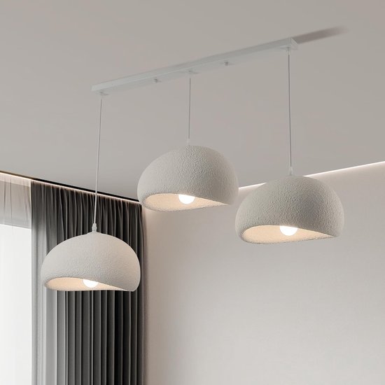 Drie witte, halfronde hanglampen met een ruw textuur, bevestigd aan een witte balk.