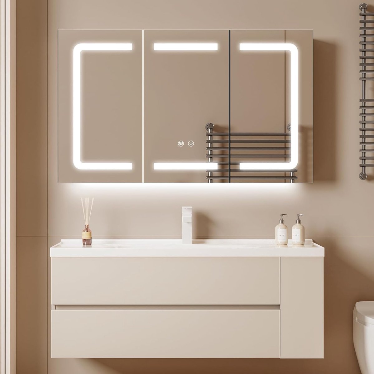Spiegelkasten met LED-verlichting, 100 x 60 cm, wandgemonteerde spiegel medicijnkast met flexibele plank, scheerapparaat stopcontact en stekker, dimbaar, met geheugenfunctie