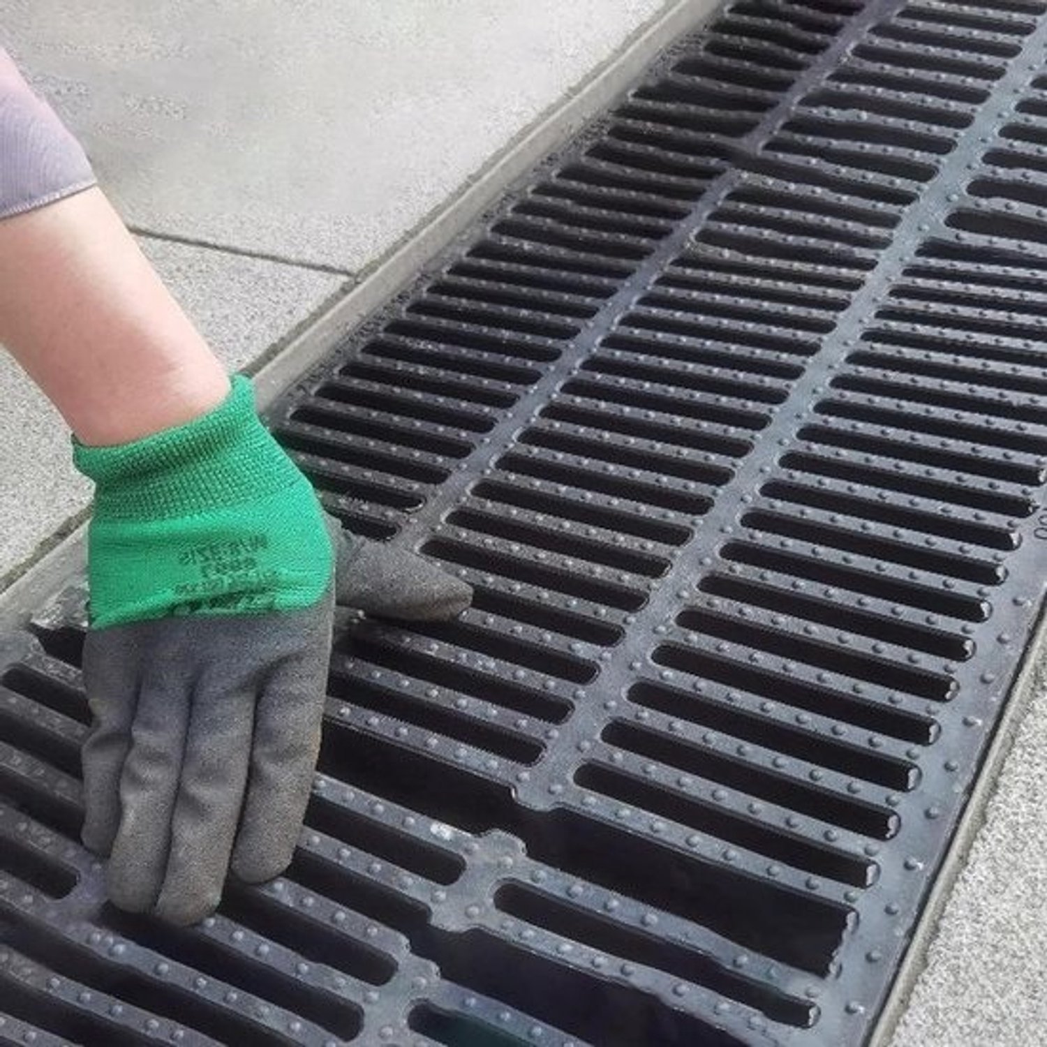 Plastic riootrooster - Afvoerdeksel voor greppel - Voor waterafvoer in de tuin - Snijbaar ontwerp - 100 x 500 x 20 mm - Zwart
