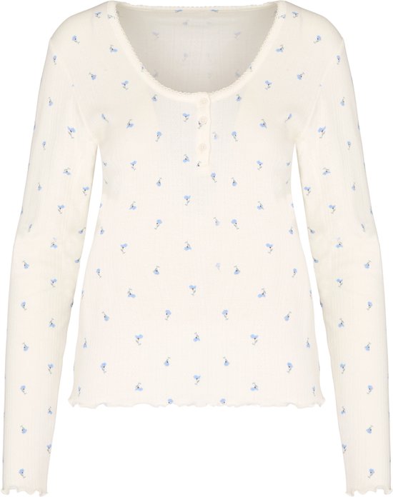 Wit pyjamashirt met lange mouwen, knoopjes bij de hals, subtiele blauwe bloemenprint en golvende randen.