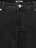 Close-up van de gulp en tailleband van zwarte denim jeans met Only & Sons merkopdruk.