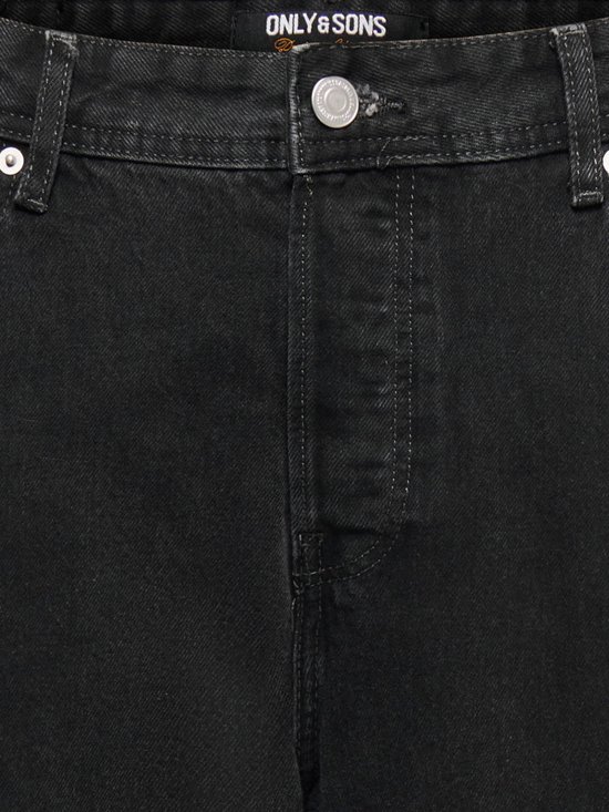 Close-up van de gulp en tailleband van zwarte denim jeans met Only & Sons merkopdruk.