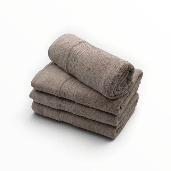 Stapel taupe handdoeken met decoratieve rand.