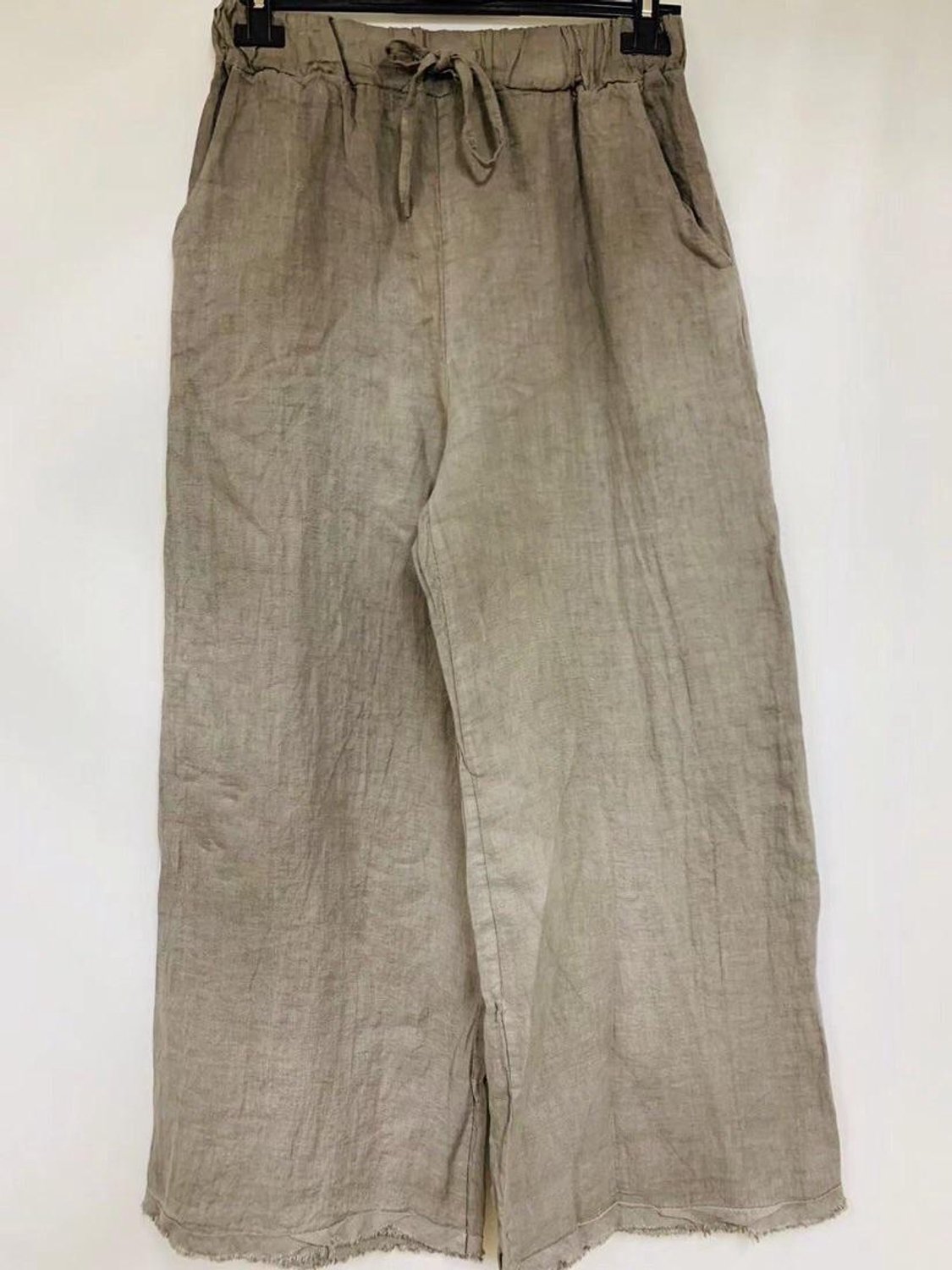 Linnen broek met rechte lange pijpen - elastische talie - zijzakken - kleur TAUPE - maat 38/40