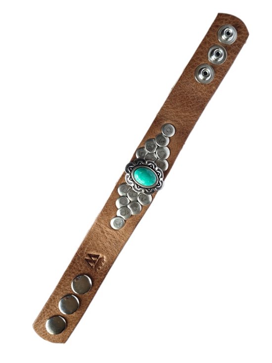 Bruin leren armband met zilverkleurige studs en een turquoise steen in een sierlijke zilverkleurige zetting.
