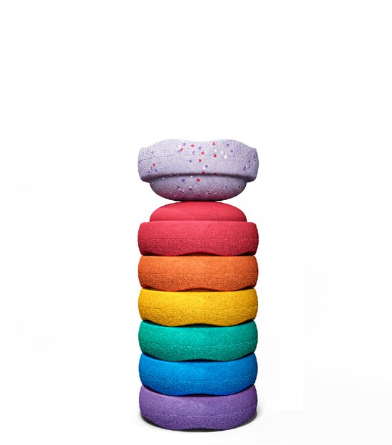 Stapelstein balanceerset bestaande uit zeven kleurrijke, gestapelde stenen in regenboogkleuren met een gespikkeld topstuk.