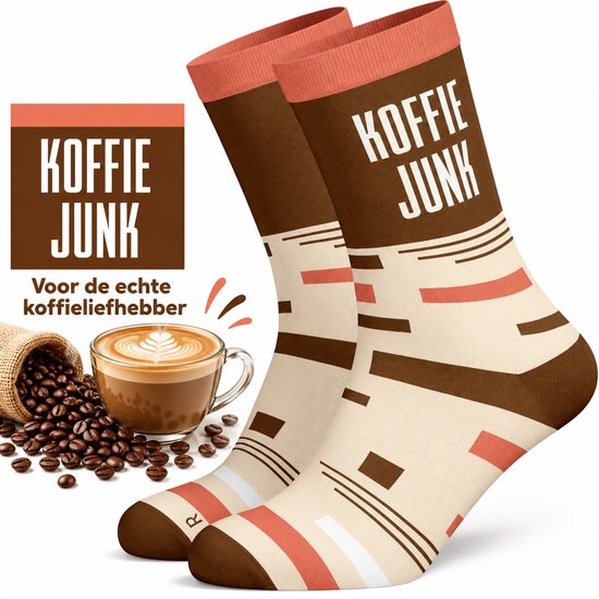 Beige sokken met tekst 'KOFFIE JUNK', bruine accenten en een patroon van koffiebonen en koppen.