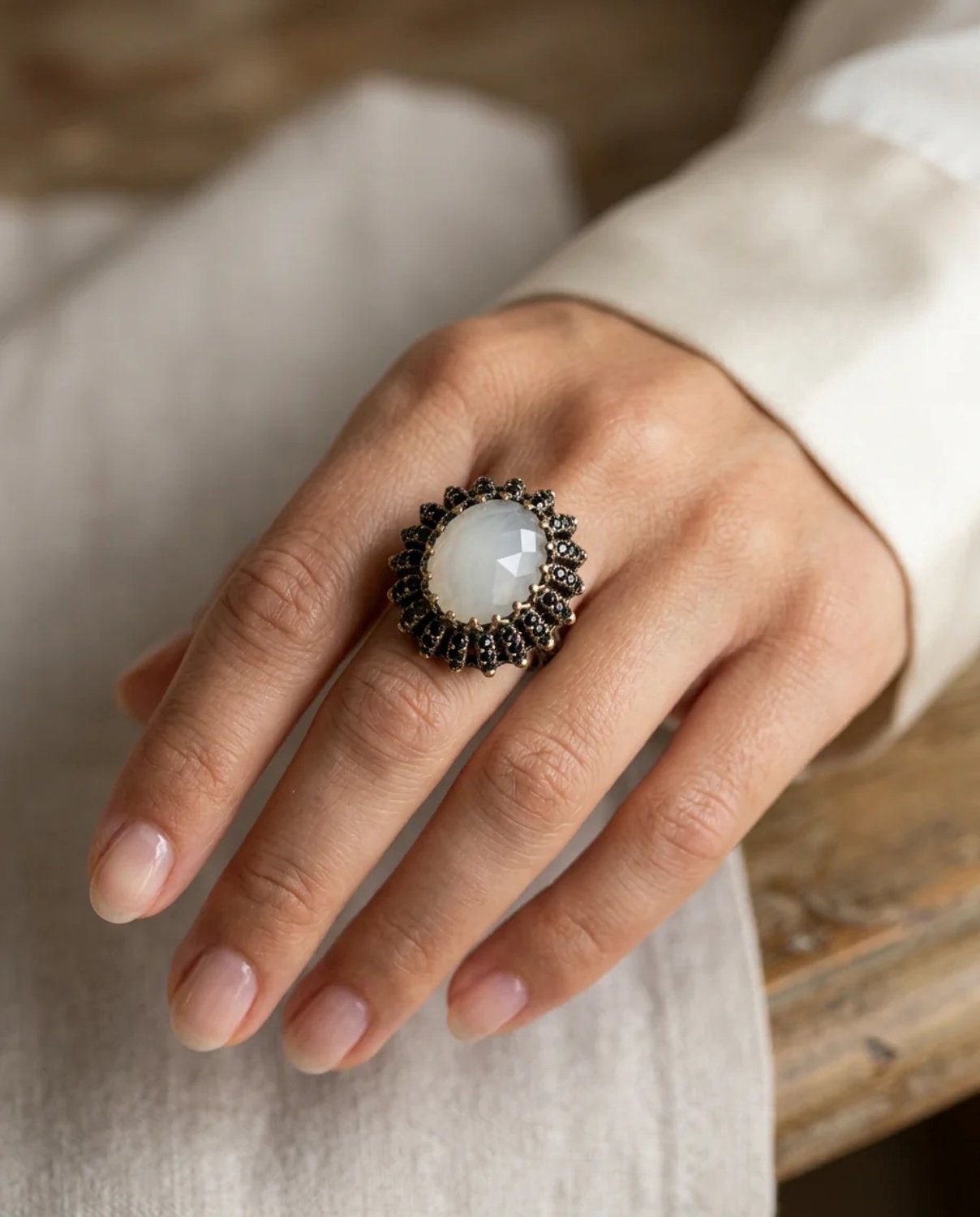 Dorvina Brons Vintage Dames Ring Authentiek Wit Kristal Steen Druppel Geslepen Zirkonia Bewerkt Verstelbaar