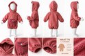 Overzicht van roze baby-romper met capuchon, teddyzak en maattabel voor 6-9 maanden (maat 74).