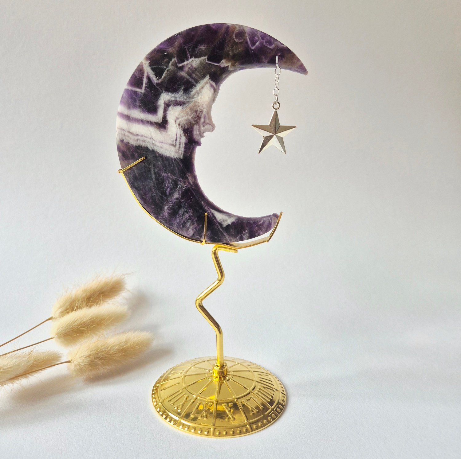 Moonlight Gemstones Dream Amethist Maan op Goudkleurige Standaard – 10cm #1 - Edelsteen Gezicht Gravure Spiritueel Interieur Meerkleurig