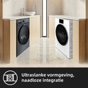 Deux lave-linge CHiQ, un gris et un blanc, dans une salle de bain moderne. "Conception ultra-mince, intégration transparente"