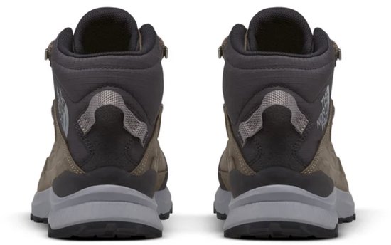 Achterkant van bruine en zwarte mid-top wandelschoenen met reflecterende hieldetails.